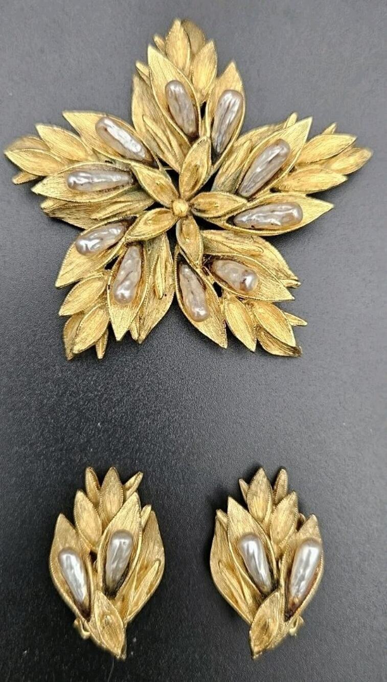 Vintage Flores Gold Faux Pearl Flower Starburst Brooch Clip Earrings Set